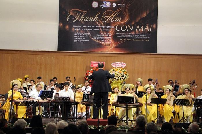 Tiết mục hòa tấu dàn nhạc "Khát vọng Phương Nam" (tác giả: NSND Doãn Tiến) với phần trình diễn của Dàn nhạc Khoa Âm nhạc truyền thống - Nhạc viện TP.HCM và phần chỉ huy của NSND Doãn Tiến