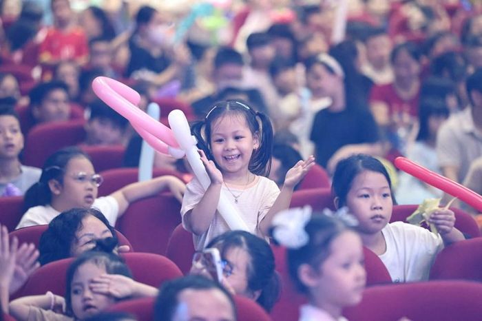 Các em nhỏ hào hứng theo dõi chương trình