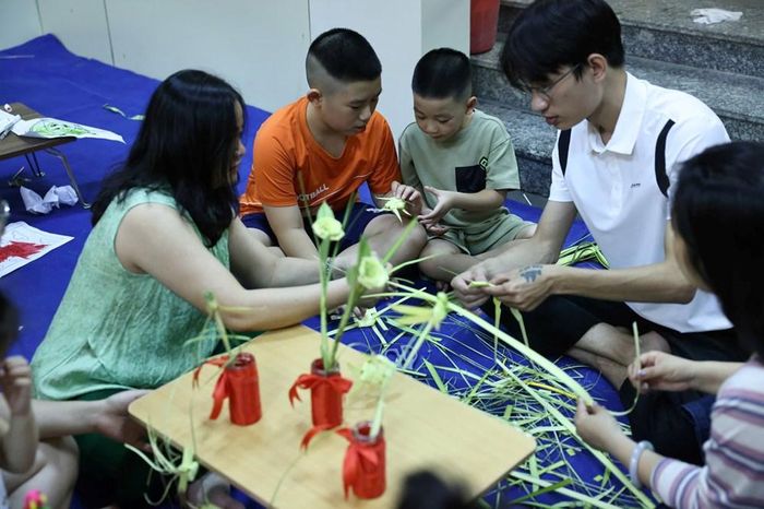 Các em nhỏ trải nghiệm làm con giống - trò chơi dân gian
