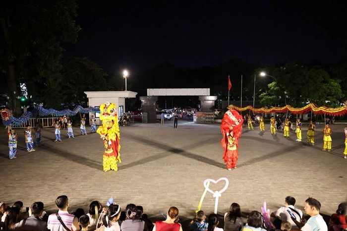 Tiết mục múa lân sư rồng bên ngoài không gian Trung tâm Văn hoá và Thư viện Hà Nội