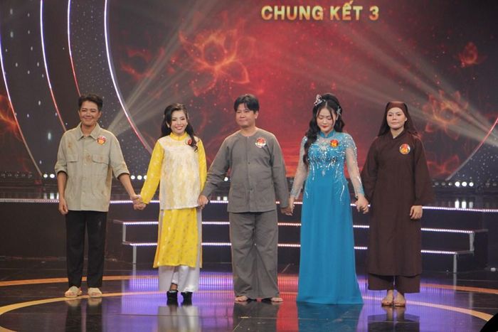 Top 5 thí sinh trong phần nghe công bố kết quả vào Top 3