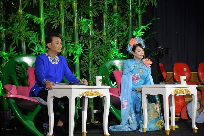 Ban tuyển chọn vòng Khởi động là NSND Hữu Quốc và NSƯT Ngọc Huyền