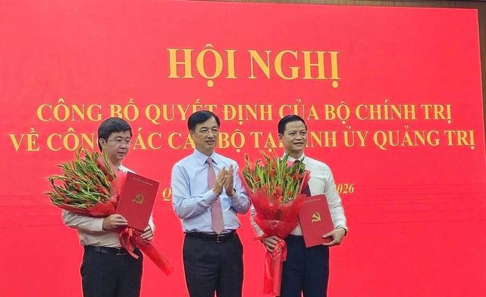 Ông Nguyễn Duy Ngọc, Ủy viên Bộ Chính trị, Bí thư Trung ương Đảng, Trưởng Ban Tổ chức Trung ương trao quyết định và tặng hoa cho ông Vương Quốc Tuấn và ông Bùi Hoàng Phương