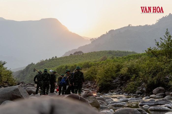 Hàng ngày, từ lúc trời còn mờ sương, những người lính thuộc đội quy tập hài cốt liệt sĩ thuộc Bộ chỉ huy Quân sự tỉnh Quảng Trị phải băng qua suối đá, mang theo cuốc xẻng và niềm tin, bắt đầu hành trình tìm lại những đồng đội chưa trở về
