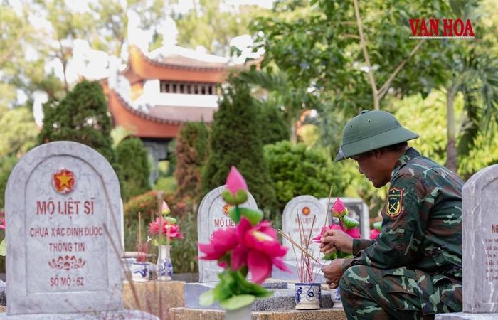 Sau mỗi lần lấy mẫu, cán bộ, chiến sĩ Đội Quy tập hài cốt liệt sĩ 584 đều thắp nén hương tri ân trước những phần mộ liệt sĩ chưa xác định danh tính, tiếp thêm quyết tâm cho hành trình đưa các anh trở về với tên tuổi và gia đình