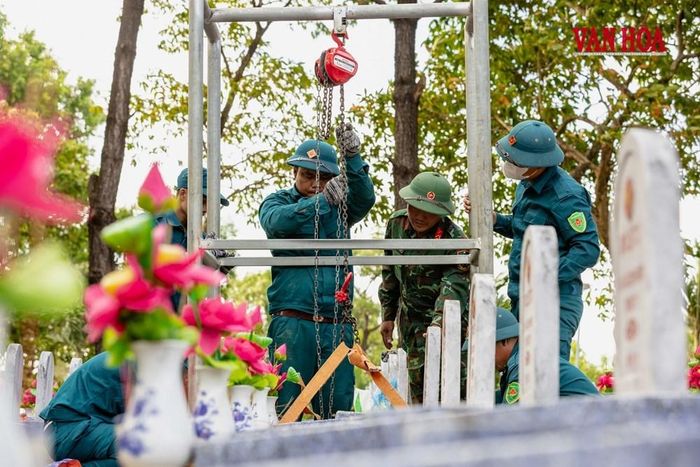 Cán bộ, chiến sĩ Đội Quy tập hài cốt liệt sĩ 584 cẩn trọng mở phần mộ để lấy mẫu sinh phẩm phục vụ giám định ADN, với hy vọng sớm xác định danh tính các liệt sĩ