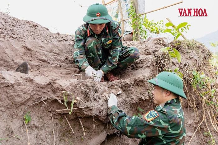 Những lớp đất đầu tiên được bóc tách cẩn trọng, từng động tác nhẹ như sợ làm tổn thương những gì còn sót lại