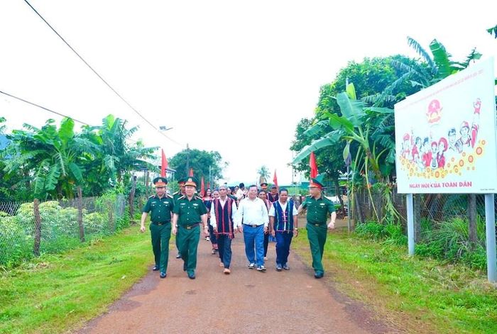 Công trình giúp việc đi lại của người dân thuận tiện hơn đồng thời tạo thêm nét khang trang cho diện mạo khu dân cư nơi vùng biên