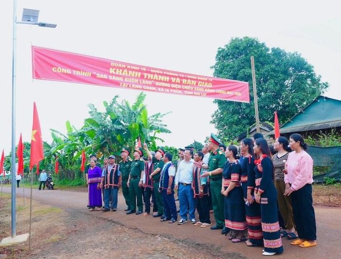 Công trình trải dài gần 2,1km, với 58 trụ và 62 bộ đèn LED năng lượng mặt trời sau khi hoàn thành, được bàn giao cho người dân làng Chan quản lý, sử dụng