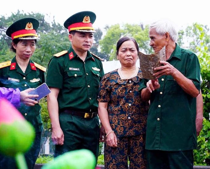 CCB Lê Văn Thuân (thứ 4 từ trái qua), người trực tiếp khắc những thông tin của liệt sĩ Dương Văn Hải lên vỏ nhôm