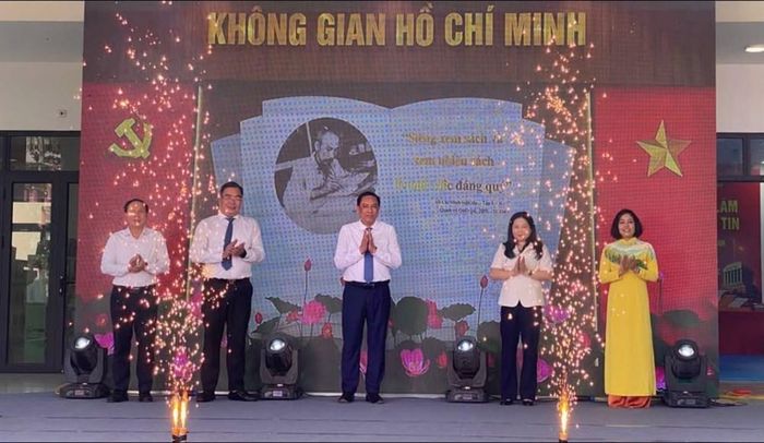 Các đại biểu thực hiện nghi thức kích hoạt Không gian Hồ Chí Minh bằng công nghệ số, chính thức đưa không gian vào phục vụ Nhân dân, du khách