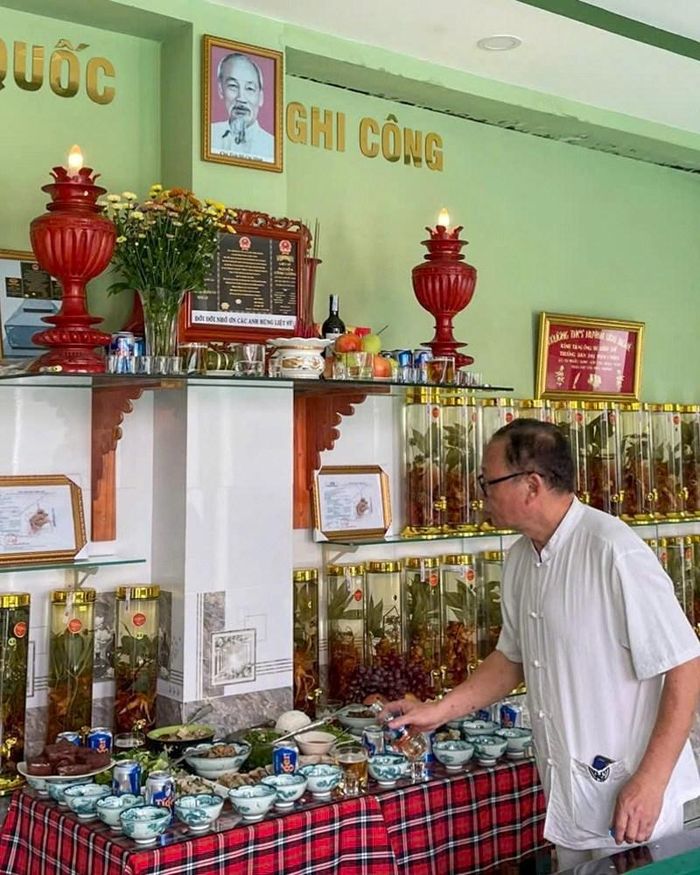 Không gian ông Thế dành riêng để thờ 17 liệt sĩ; mỗi dịp 27.7, gia đình đều chuẩn bị mâm cơm tưởng niệm