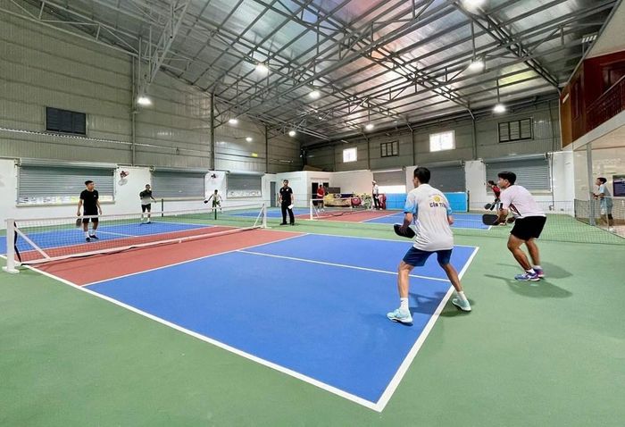Các vận động viên tranh tài tại Giải Pickleball thiện nguyện “Mang Trăng về Biên giới”