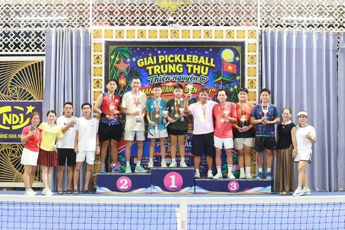 Ban Tổ chức trao giải cho các vận động viên đạt thành tích tại Giải Pickleball thiện nguyện “Mang Trăng về Biên giới”