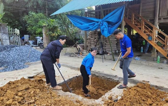 Đoàn Thanh niên xã Văn Chấn cùng nhân dân tham gia xây dựng nhà tình nghĩa cho bà Bùi Thị Y, vợ liệt sĩ Hà Văn Nhật