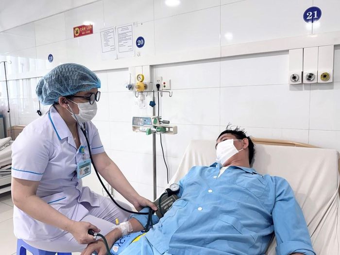 Điều dưỡng khoa Ngoại tim mạch kiểm tra huyết áp cho bệnh nhân
