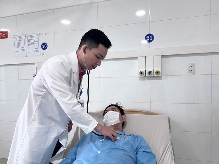 Bác sĩ khoa Ngoại tim mạch thăm khám cho bệnh nhân