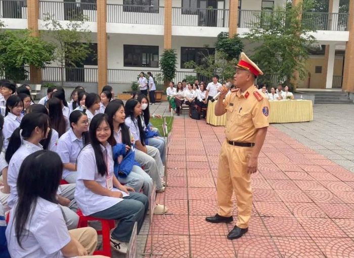 Cán bộ CSGT tuyên truyền pháp luật, hướng dẫn kỹ năng tham gia giao thông an toàn cho giáo viên, học sinh Lào Cai. Ảnh: Đội CSGT đường bộ số 4