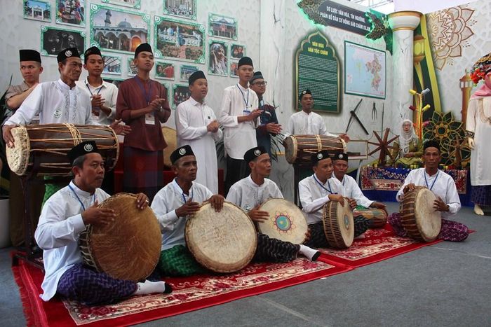 Đội Văn nghệ truyền thống dân tộc Chăm ấp Khánh Mỹ biểu diễn trống Rabana