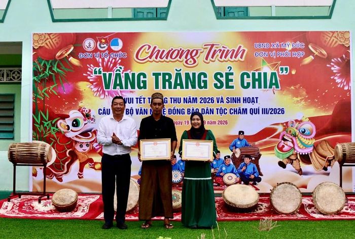 Phó Giám đốc Sở Văn hóa và Thể thao tỉnh An Giang Nguyễn Văn Mao trao Bằng khen của UBND tỉnh cho 2 tập thể đạt thành tích xuất sắc tại Ngày hội