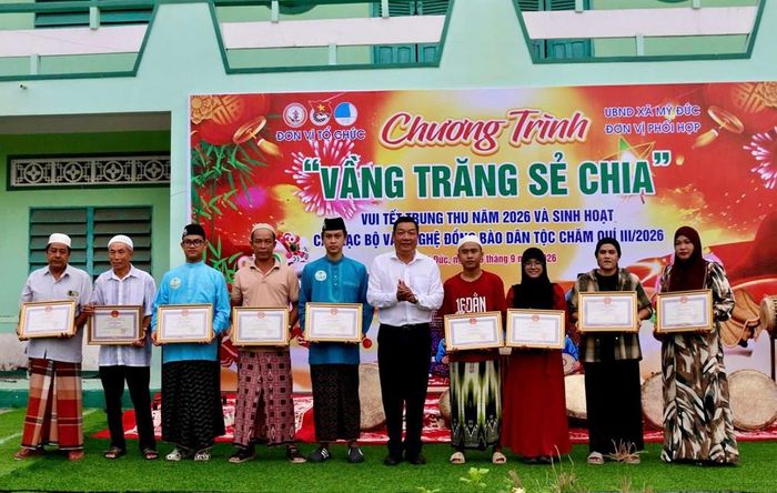 Phó Giám đốc Sở Văn hóa và Thể thao tỉnh An Giang Nguyễn Văn Mao trao Bằng khen của UBND tỉnh cho các cá nhân đạt thành tích xuất sắc tại Ngày hội