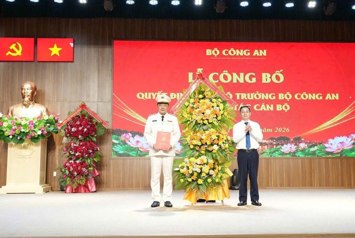 Bí thư Thành ủy Huế Nguyễn Đình Trung trao quyết định của Ban Thường vụ Thành ủy cho Đại tá Nguyễn Đình Dương. Ảnh: PB
