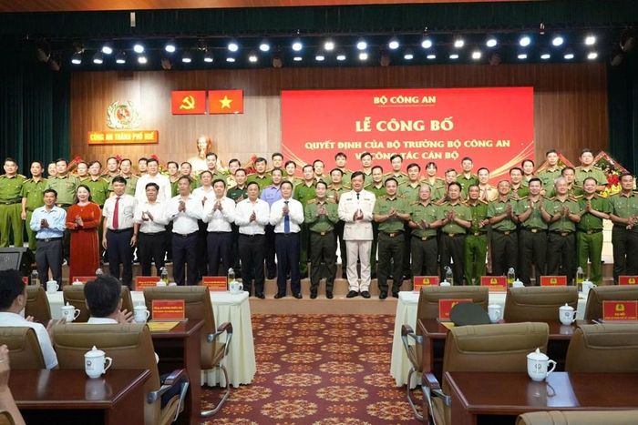 Lãnh đạo TP. Huế, Bộ Công an, Công an TP. HCM và Công an TP. Huế chụp ảnh lưu niệm tại lễ công bố. Ảnh: PB