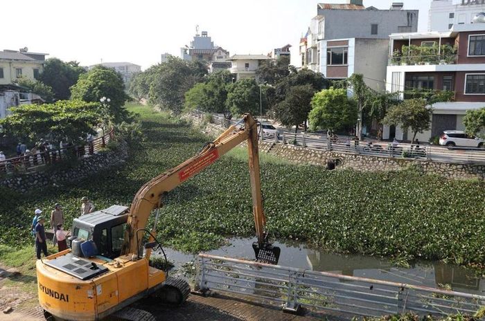 Cán bộ, nhân dân phường Hạc Thành và các đơn vị chức năng dọn vệ sinh môi trường tại khu vực Hồ Thành 1 ngay sau lễ ra quân. Ảnh: Phong Sắc