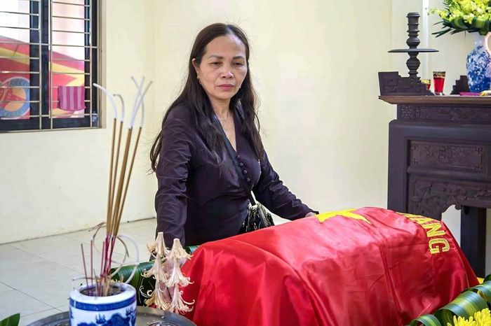 Bà Nguyễn Thị Thơm - con gái liệt sĩ Nguyễn Xuân Ngọc bên linh cữu cha trong ngày đón cha trở về quê hương