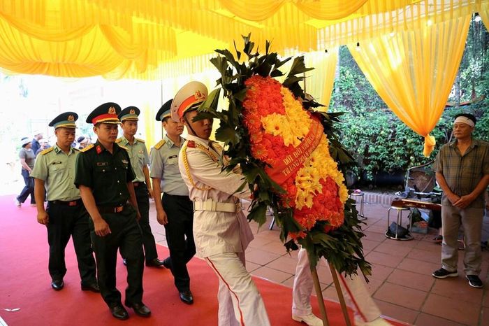 Trung tá Lê Thanh Hải cùng cán bộ, chiến sĩ dâng hương, tri ân liệt sĩ trong lễ đón hài cốt về quê hương