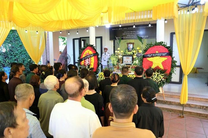 Đông đảo người thân, bà con và chính quyền địa phương có mặt trong lễ viếng liệt sĩ Nguyễn Xuân Ngọc