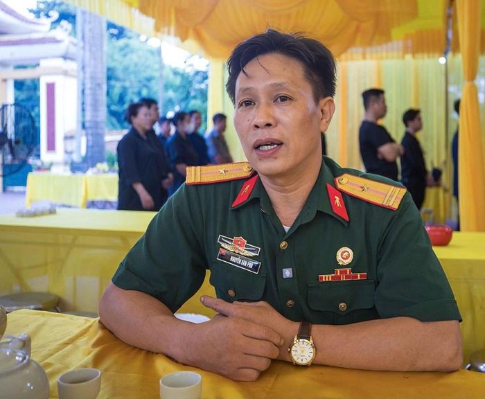 Đại tá Nguyễn Văn Thái và Nguyễn Văn Phú, hai người cháu của liệt sĩ Nguyễn Xuân Ngọc xúc động kể về người chú của mình