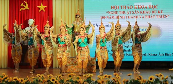 Đoàn nghệ thuật Khmer Ánh Bình Minh (Vĩnh Long) trong một tiết mục biểu diễn Dù Kê