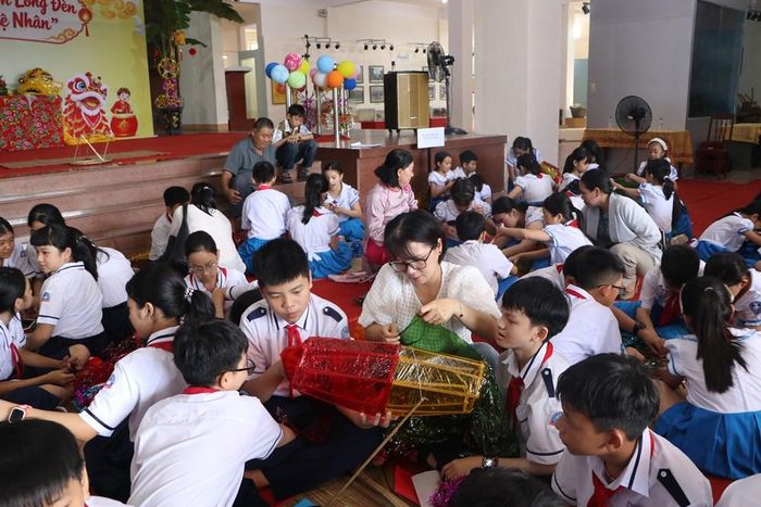Học sinh, thiếu nhi tham gia hoạt động trải nghiệm làm lồng đèn, vẽ tranh Trung thu tại Bảo tàng Tổng hợp tỉnh
