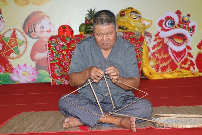 Nghệ nhân Trần Thanh Tùng hướng dẫn học sinh các công đoạn làm lồng đèn thủ công truyền thống