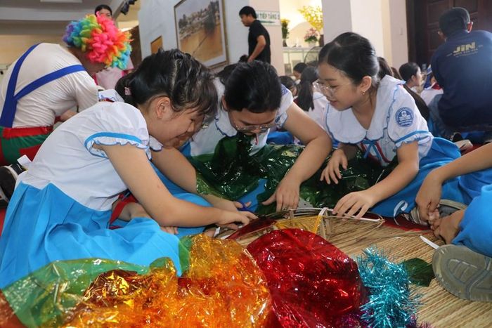 Những nan tre được các em khéo léo sắp xếp, tạo thành khung lồng đèn