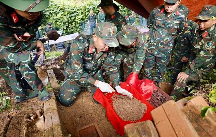 Quá trình khai quật, cất bốc hài cốt được tiến hành cẩn trọng, tỉ mỉ, tuân thủ các yêu cầu chuyên môn. Ảnh: Bộ CHQS tỉnh Điện Biên