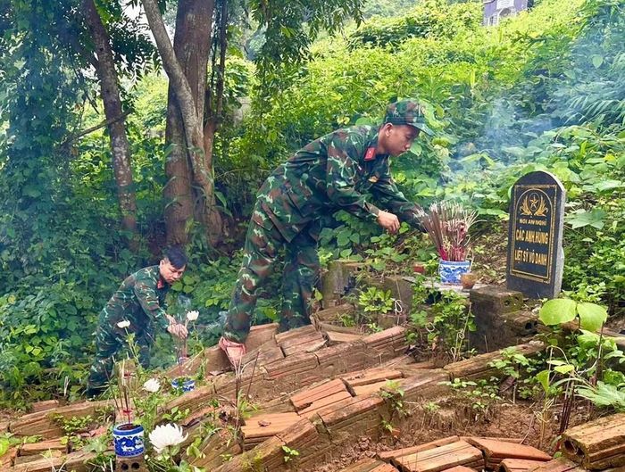 Cán bộ, chiến sĩ dâng hương trên từng phần mộ liệt sĩ trước khi thực hiện cất bốc. Ảnh: Bộ CHQS tỉnh Điện Biên