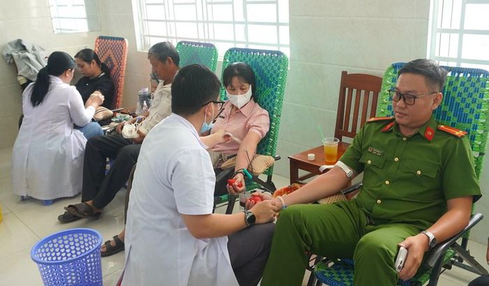 Công an xã Vĩnh Hậu tham gia hiến máu tình nguyện