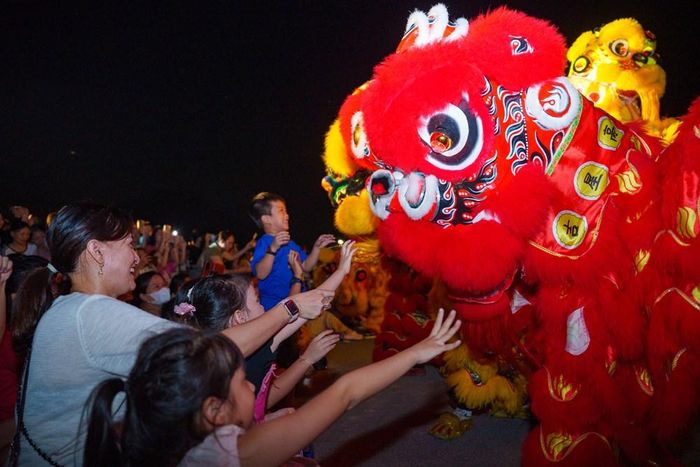 Các em thiếu nhi thích thú khi được tương tác, tham gia với các màn biểu diễn nghệ thuật