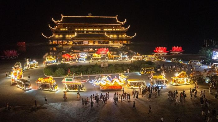 Đại diện Khu du lịch quốc gia Tam Chúc cho biết, từ ngày 20 – 25.9.2026, tại Khu du lịch quốc gia Tam Chúc sẽ diễn ra Đại lễ hội đèn lồng khổng lồ với chủ đề “Rồng thiêng miền di sản”, nhằm tạo không gian vui Trung thu cho người dân, du khách thập phương, đặc biệt là các em thiếu nhi