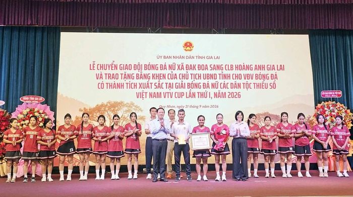 Lãnh đạo tỉnh Gia Lai tặng Bằng khen cho tập thể Đội bóng đá nữ Đăk Đoa