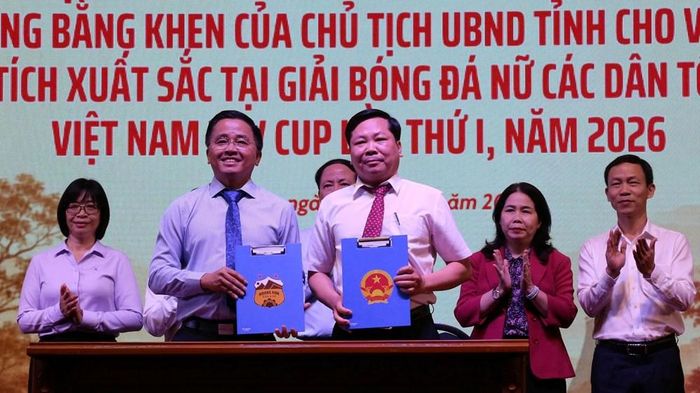 Đại diện CLB Hoàng Anh Gia Lai, lãnh đạo xã Đăk Đoa thực hiện nghi thức ký chuyển giao đội bóng