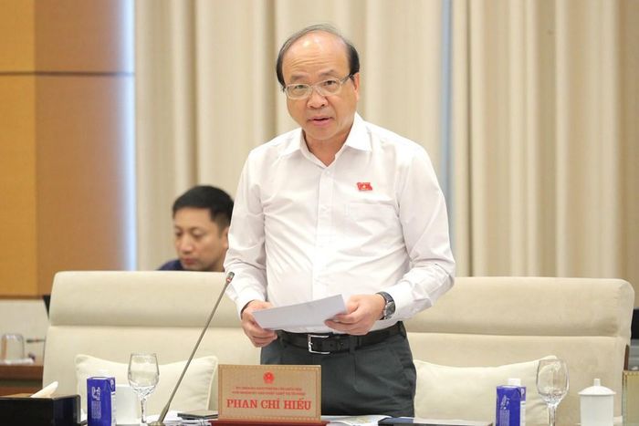 Chủ nhiệm Ủy ban Pháp luật và Tư pháp của Quốc hội Phan Chí Hiếu trình bày tờ trình