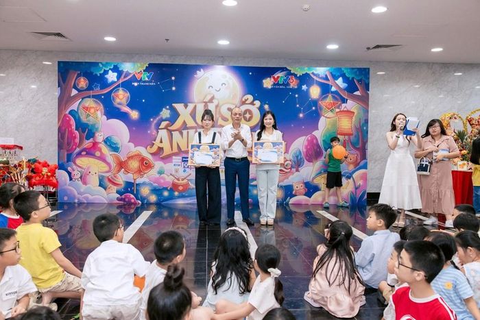Ông Nguyễn Việt Phương - Phó Bí thư Đảng ủy Đài Truyền hình Việt Nam trao giải cho các đội thi