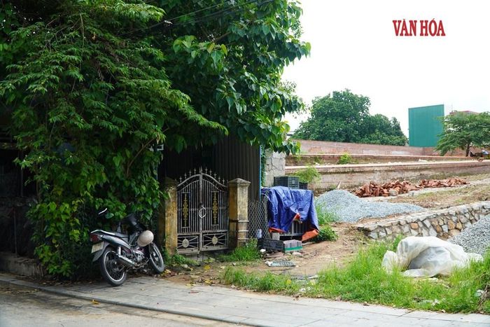 Nhà dân ở vị trí lên dốc kéo pháo Eo bầu Nam Hành chưa di dời nên việc thi công gặp khó khăn. Ảnh: S.Thùy