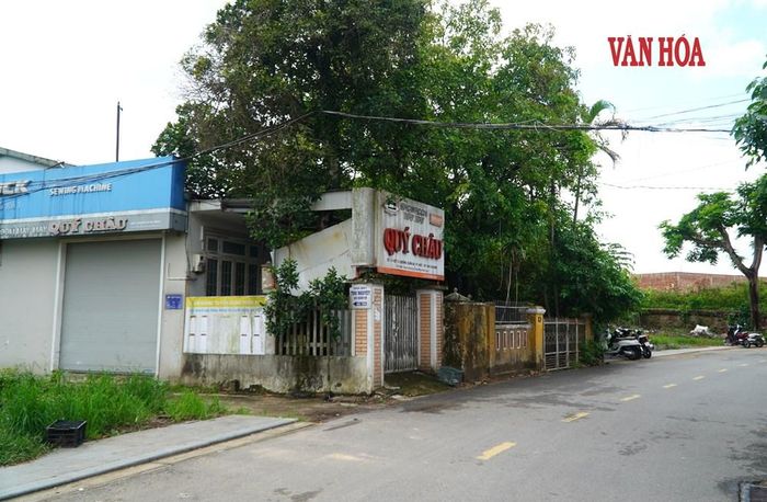 Khu vực Eo bầu Đông Thái (đầu đường Xuân 68) cũng còn nhiều hộ dân chưa di dời. Ảnh: S.Thùy