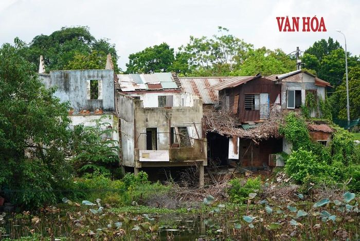 Các nhà dân ở ven hồ Học Hải (đoạn đường Đinh Tiên Hoàng) đã di dời để lại các công trình nhếch nhác, đang chờ dọn vệ sinh và hoàn trả mặt bằng. Ảnh: S.Thùy