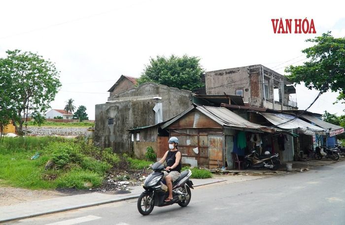 Các hộ dân ở Eo bầu Đông Gia (đường Xuân 68) chưa di dời. Ảnh: S.Thùy