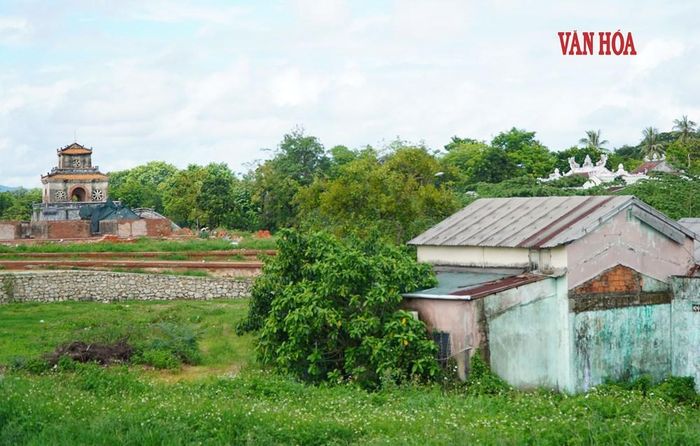 Trung tâm Bảo tồn Di tích Cố đô Huế đang triển khai tu bổ, bảo tồn khu vực Thượng thành và các Eo bầu, nhưng nhiều điểm đang vướng do chưa hoàn thành giải phóng mặt bằng. Ảnh: S.Thùy